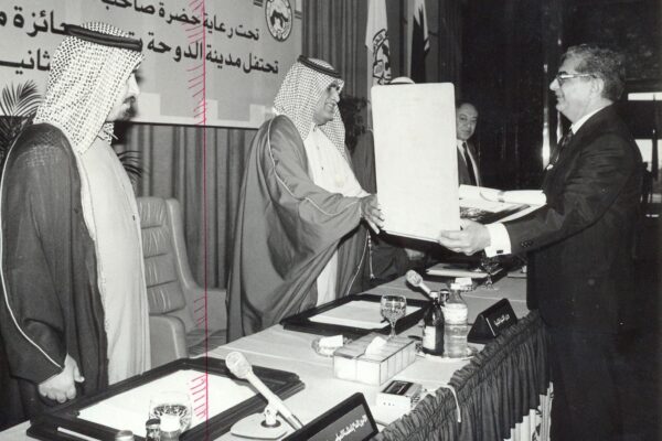 استلام د.عبد الباقي جائزة المهندس المعماري من منظمة المدن العربيةالدورة الثانية دوحة قطر 22-2-1988