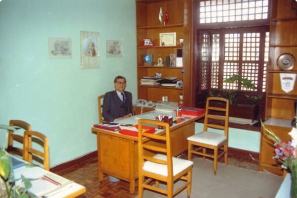 د.عبد الباقي في مكتبه بالمركز في بدايه التسعينيات من القرن الماضي