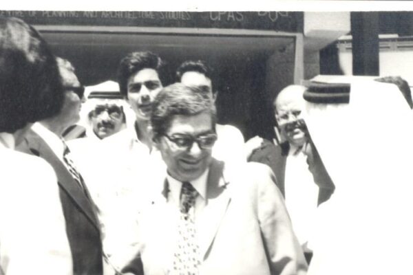 د.عبد الباقي مع المشاركين امام باب المركز