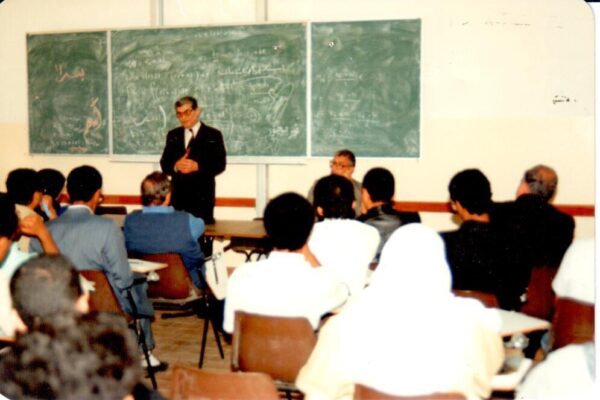 دكتور عبد الباقى يلقى مخاضرة فى جامعة صنعاءوعرض للدارسة تطوير اساليب التعليم المعمارى