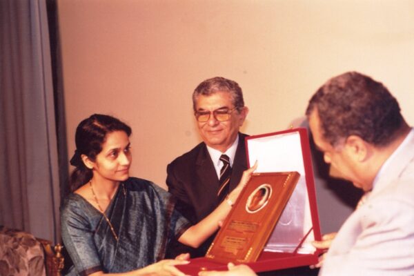 سيادة الوزير حسب الله الكفراوي يسلم جائزة الندوة لممثلة مركز ايروفيل لمنظمة سوهاسيني الهندية