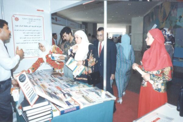 معرض بيع مجلات عالم البناء مع مهندسة هدي فوزي و م. سحر ياسين و استاذ محسن توفيق (2)