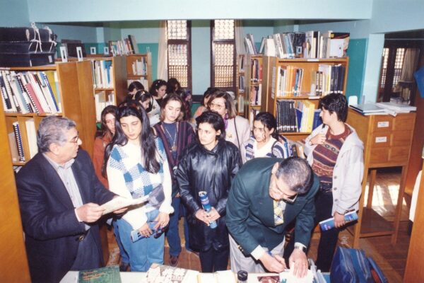 وفد طالبات كلية البنات بالجامعة الأردنية داخل مكتبة المركز